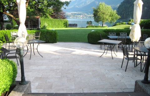 Wie sieht Travertin in Splitt verlegt nach einigen Jahren aus?