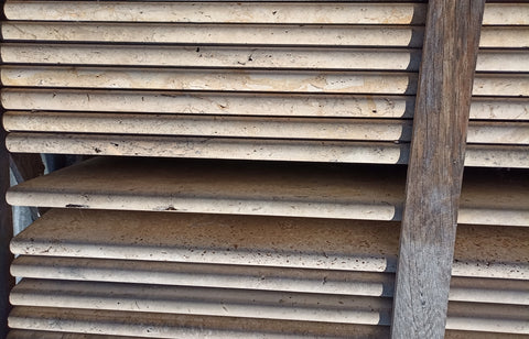 TRAVERTIN GELBLICH-BUNT BECKENRANDSTEIN, TRITTSTUFE ODER SCHNITTLING FÜR FENSTERBÄNKE - derzeit noch ca. 40 Stück lagernd