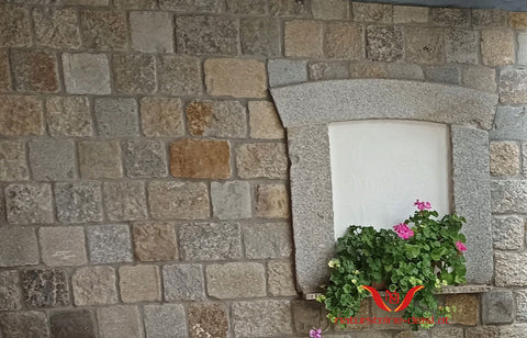 GEBRAUCHTER, HISTORISCHER GRANIT GRAU-BUNT ( GEMISCHTFÄRBIG ) ALTWIENER MAUERSTEIN aus Österreich