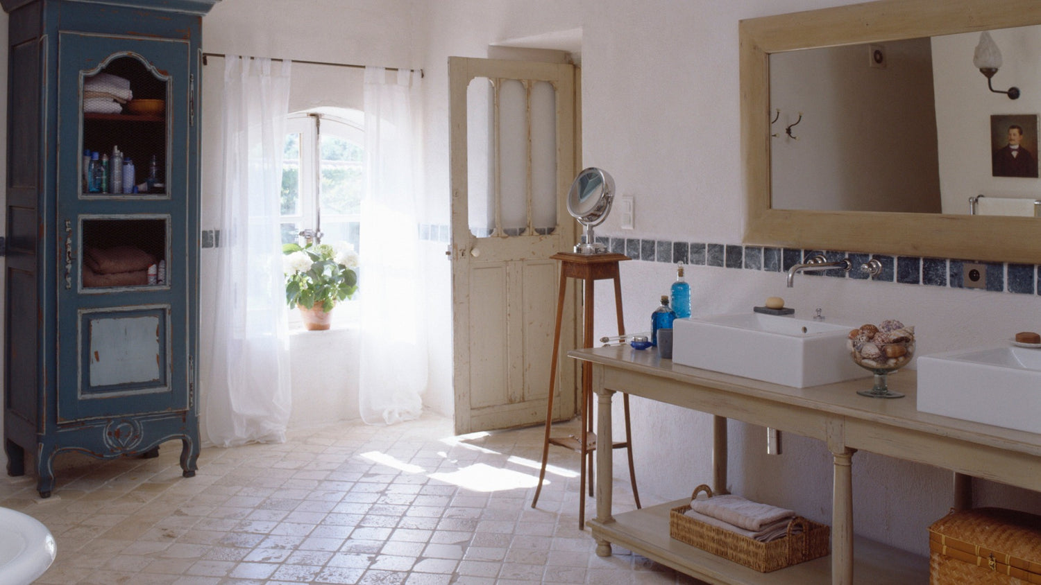 Zeitlose Eleganz mit Antikmarmor im Badezimmer