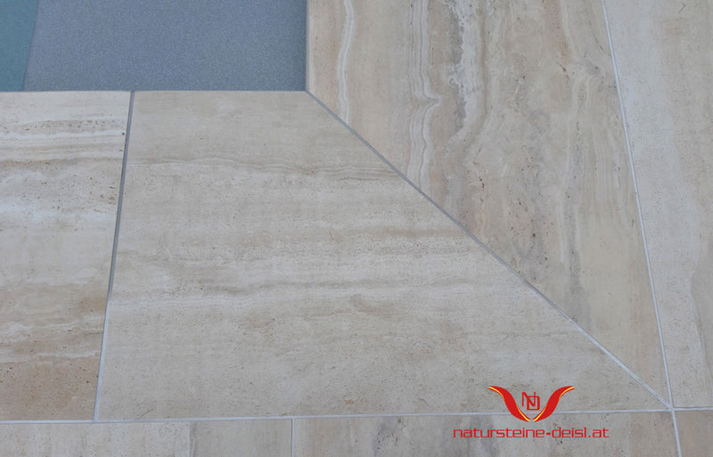 Feinsteinzeug Travertin Beige Vein Cut Poolumrandung – mit Rundstab