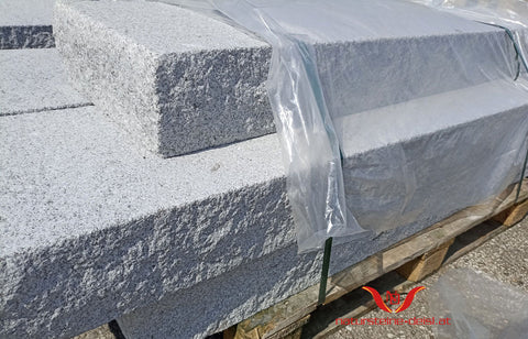 HARTBERGER GRANIT GRAU BLOCKSTUFE gespalten und sandgestrahlt - Granit aus Österreich