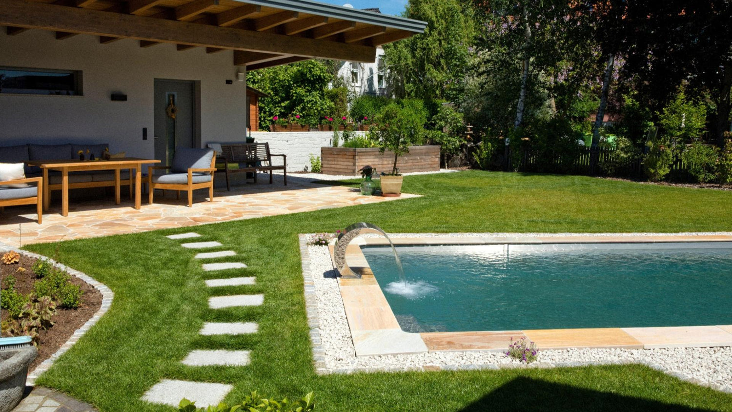 Exklusive Poolgestaltung mit Quarzit