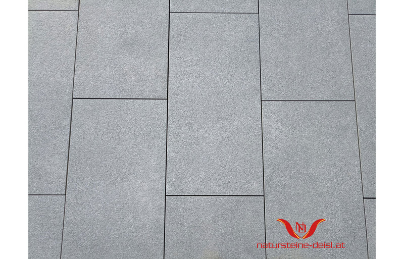 Feinsteinzeug Granit Padang Dark Terrassenplatten