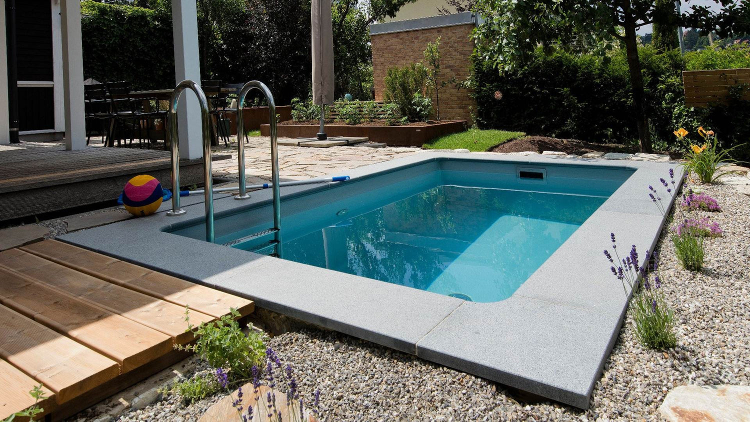 Moderne Poolbereiche mit klarer Linienführung