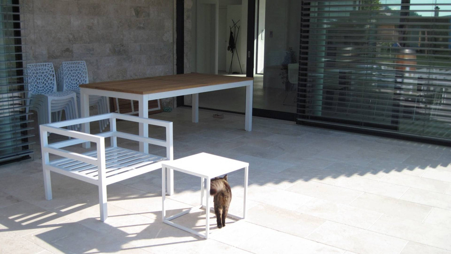 Moderne Terrasse mit hellem Kalkstein in ruhiger Optik