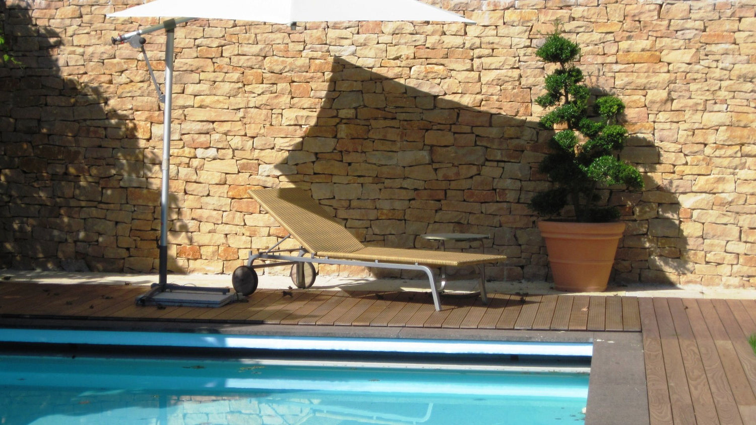 Mediterrane Ruhebereiche mit Naturstein gestalten