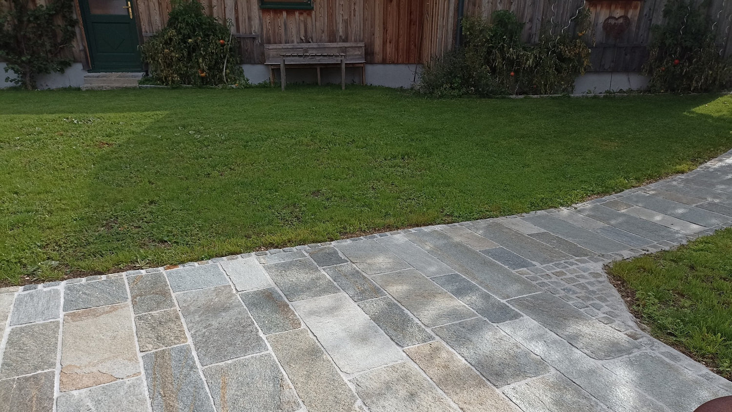 Natürliche Terrasse mit Luserna Gneis im Bahnenverband