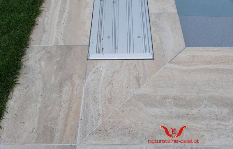 Feinsteinzeug Travertin Beige Vein Cut Poolumrandung – mit Rundstab