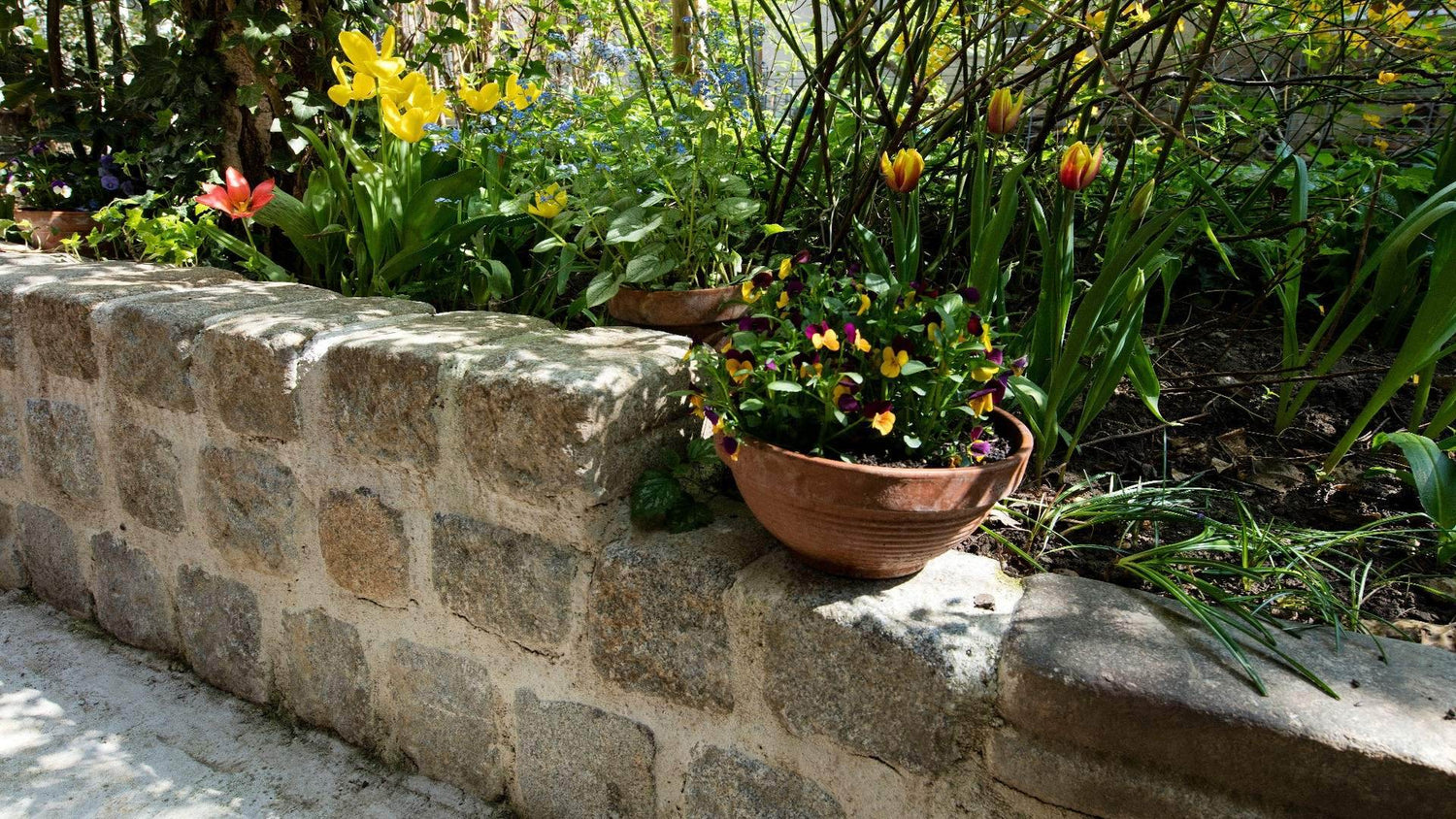 Natürliche Mauern und Einfassungen mit Naturstein gestalten