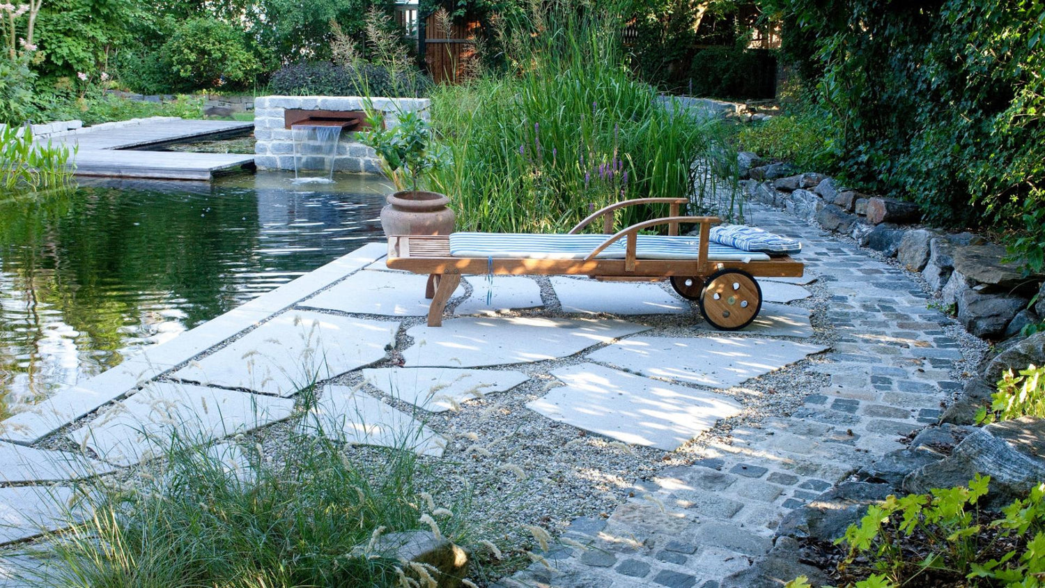 Naturnahe Gestaltung mit Granit-Polygonalplatten