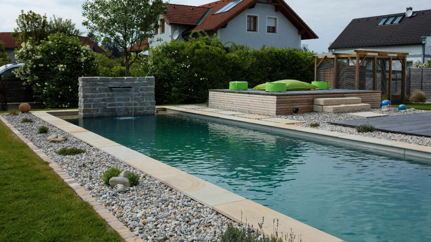 Mediterrane Poolgestaltung mit Sandstein und Zierkies
