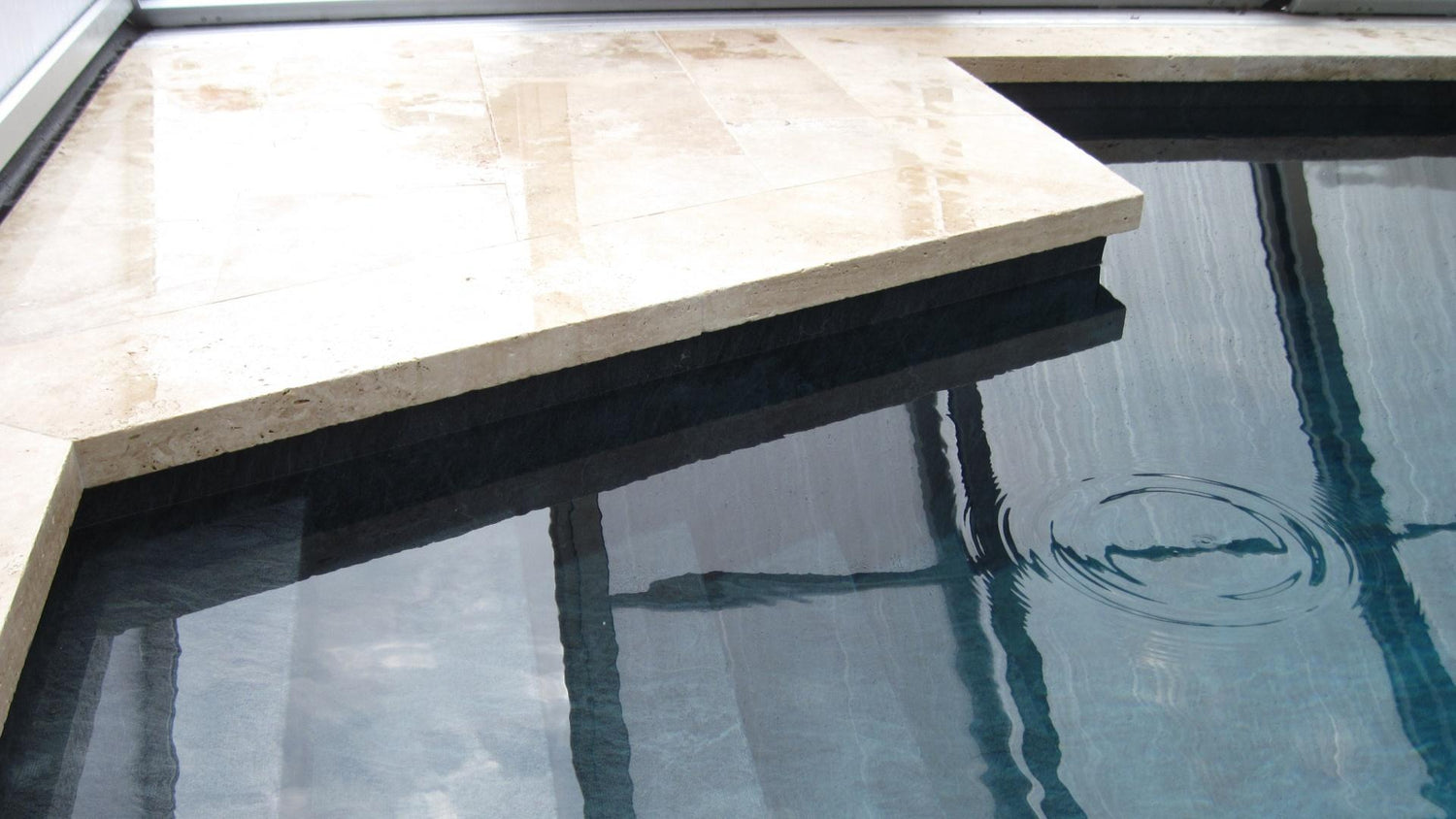 Moderner Poolabschluss mit Travertin und Winkelkante