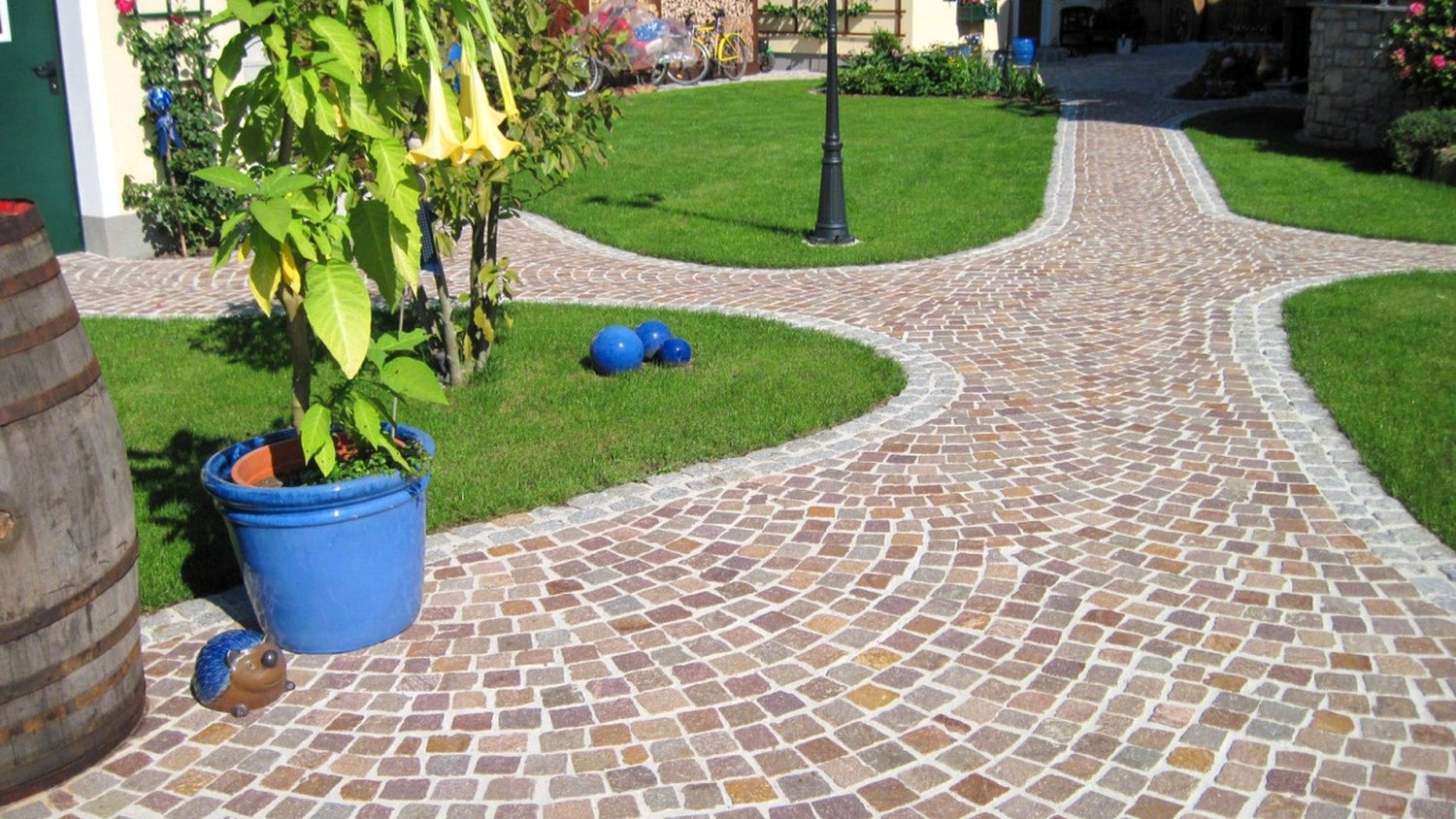 Natürliche Wege und Gartenverbindungen mit Pflasterstein