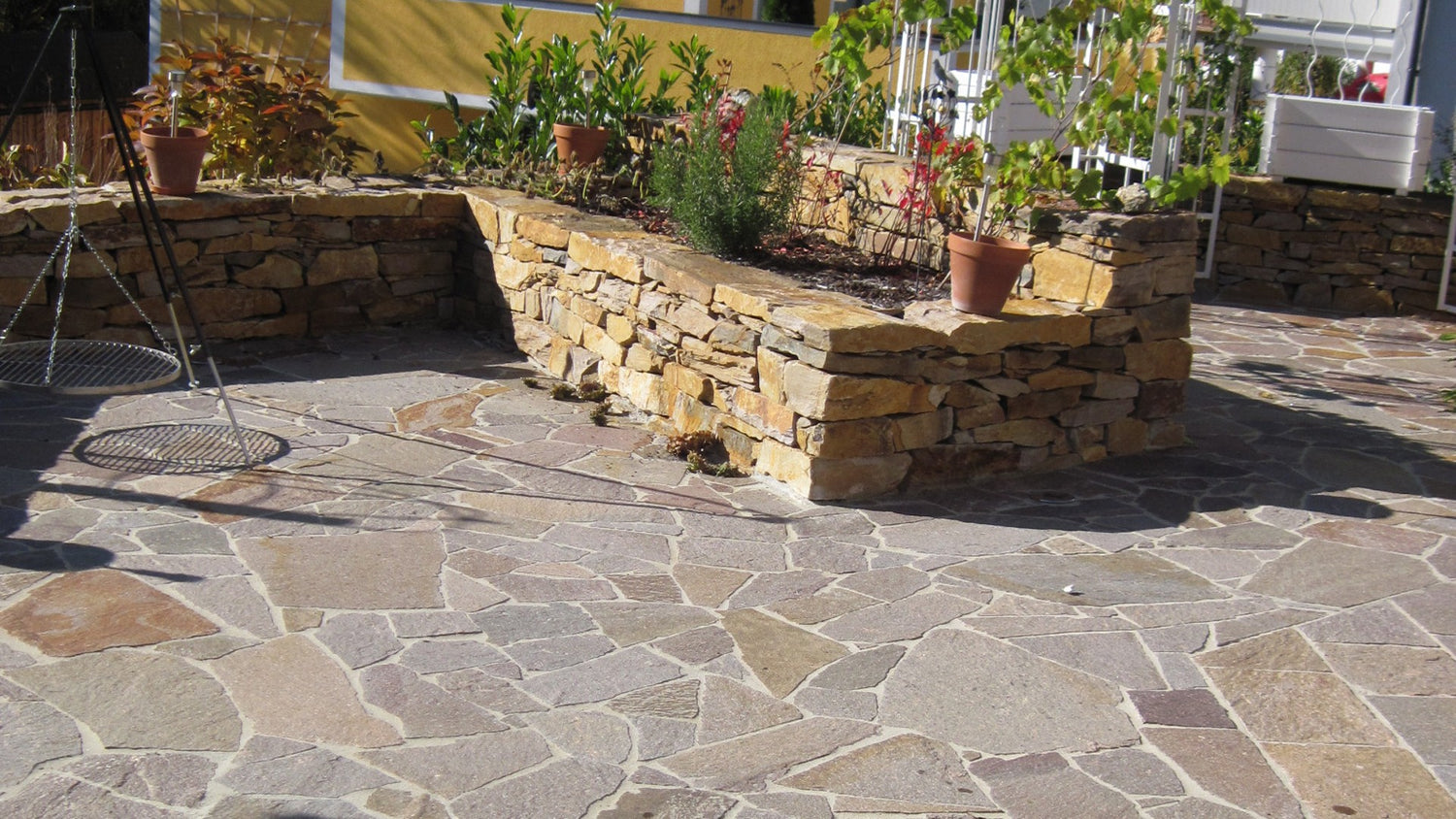 Naturnahe Terrasse mit Porphyr-Polygonalplatten