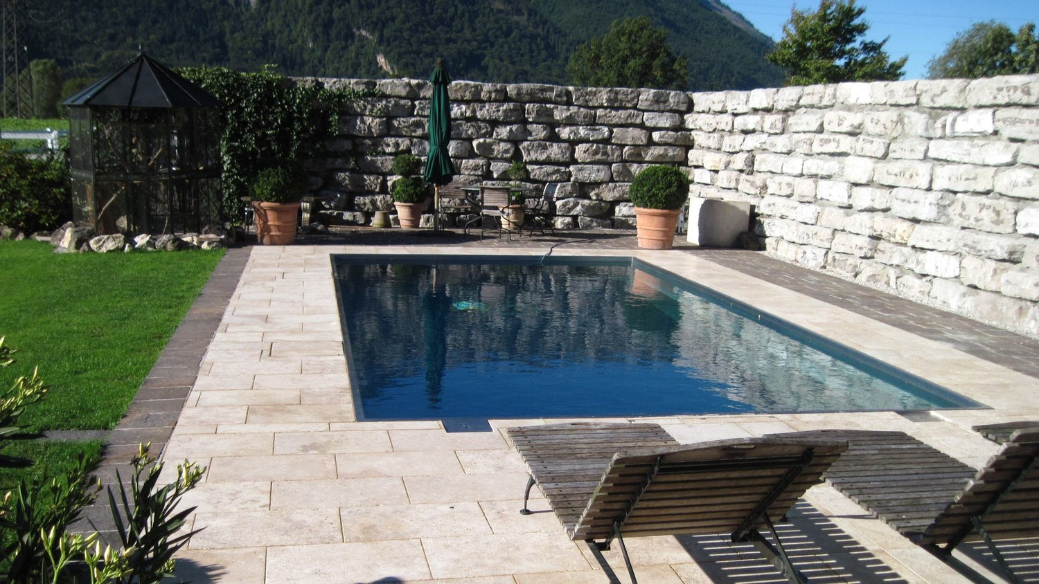 Mediterrane Poolbereiche mit klarer Linienführung