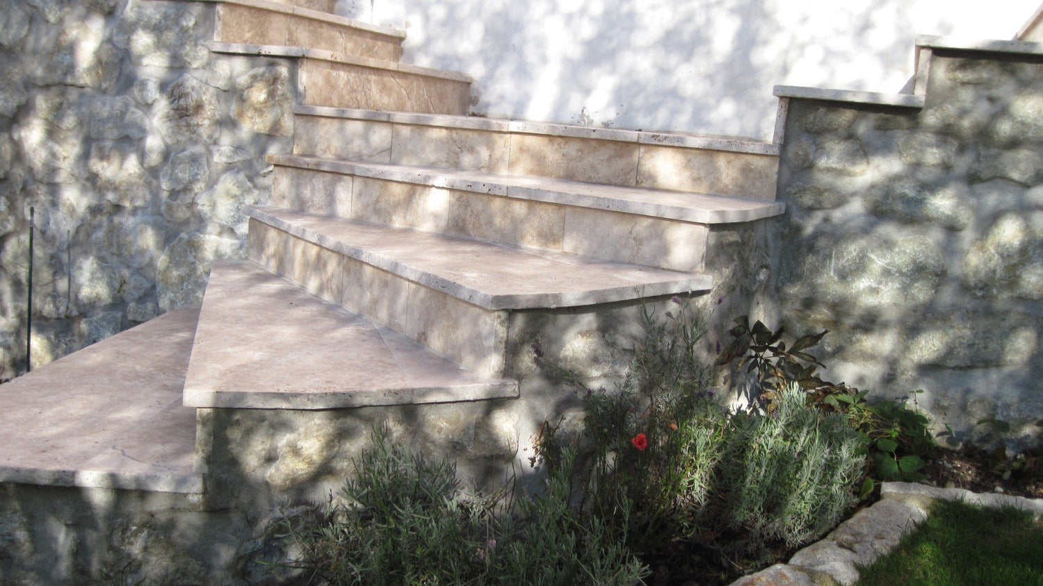 Natürliche Treppen und Übergänge mit Naturstein